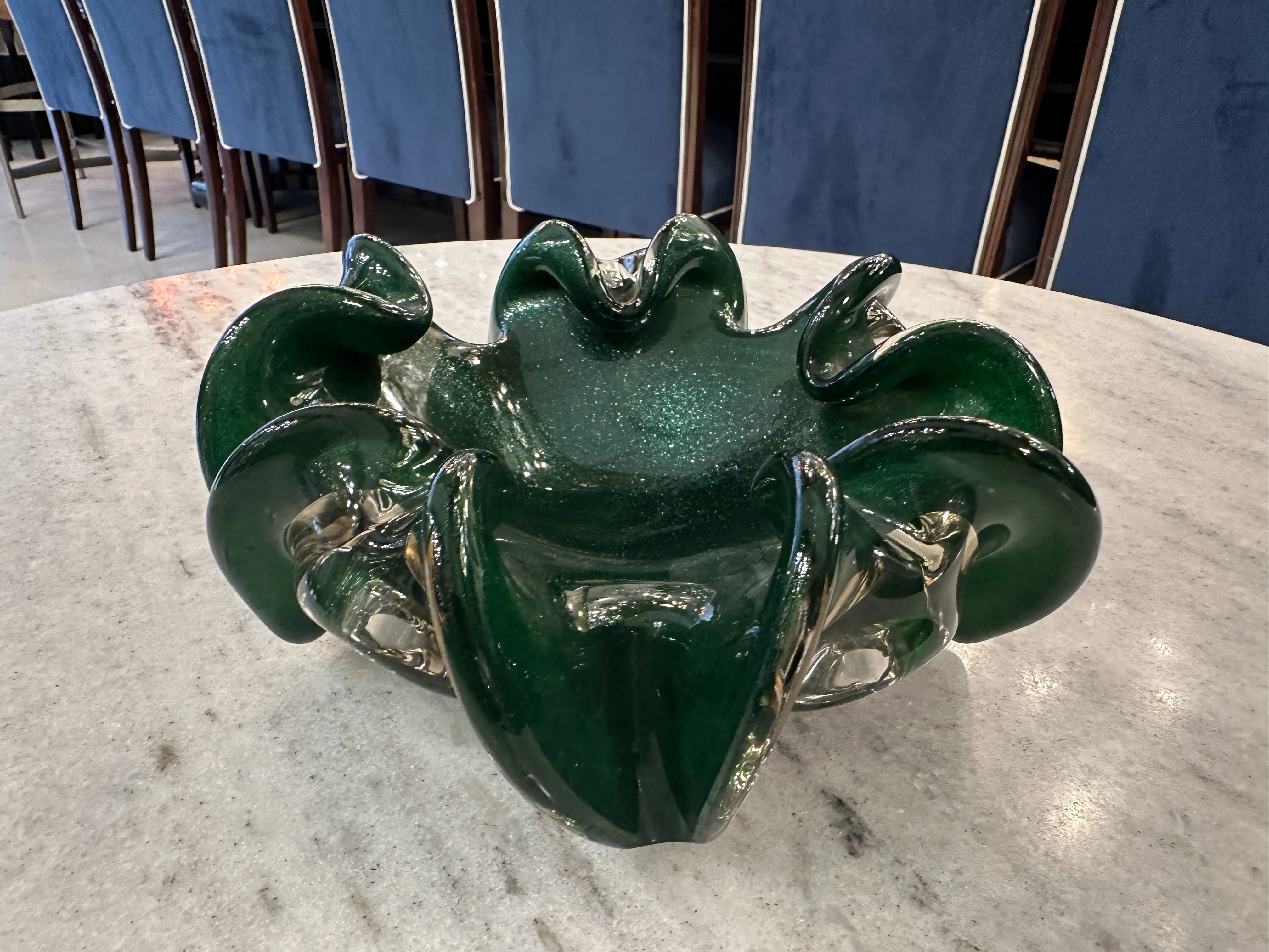 波打った形をした美しい古いムラノガラスの緑色。