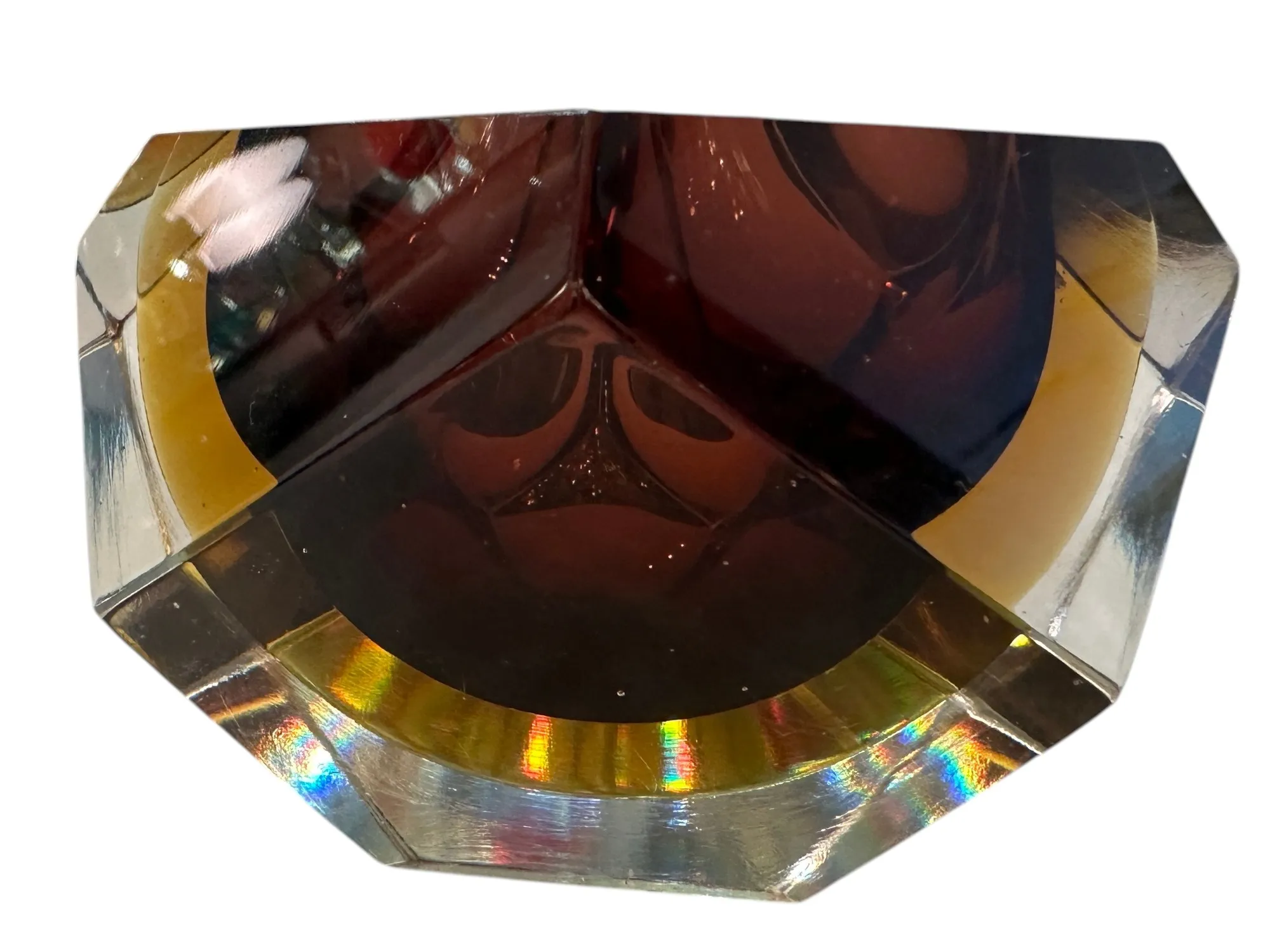 Antikes Murano-Glas mit leuchtenden Farben und geometrischen Formen, beleuchteter Hintergrund.