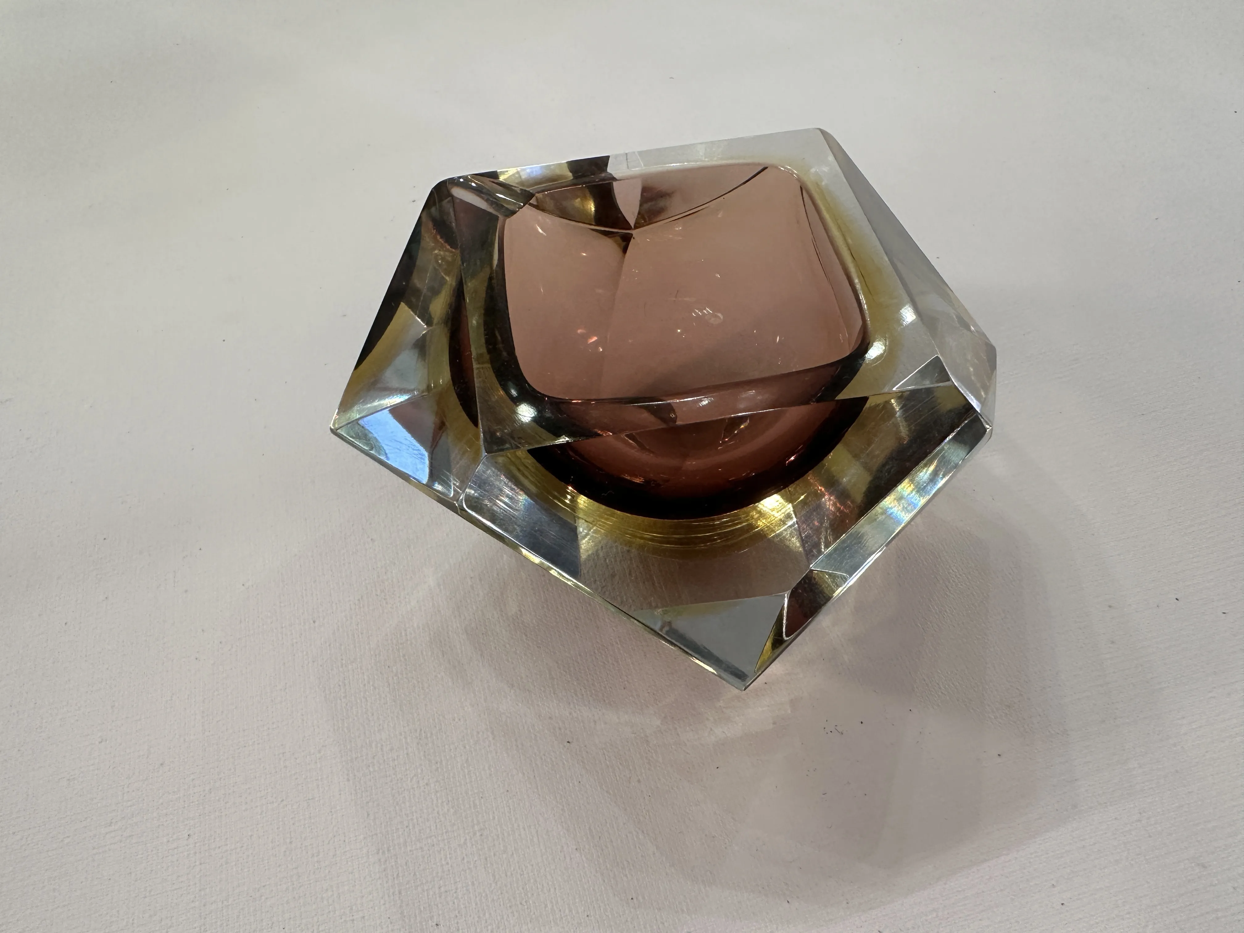 Vetro di Murano con forma geometrica e colori tenui