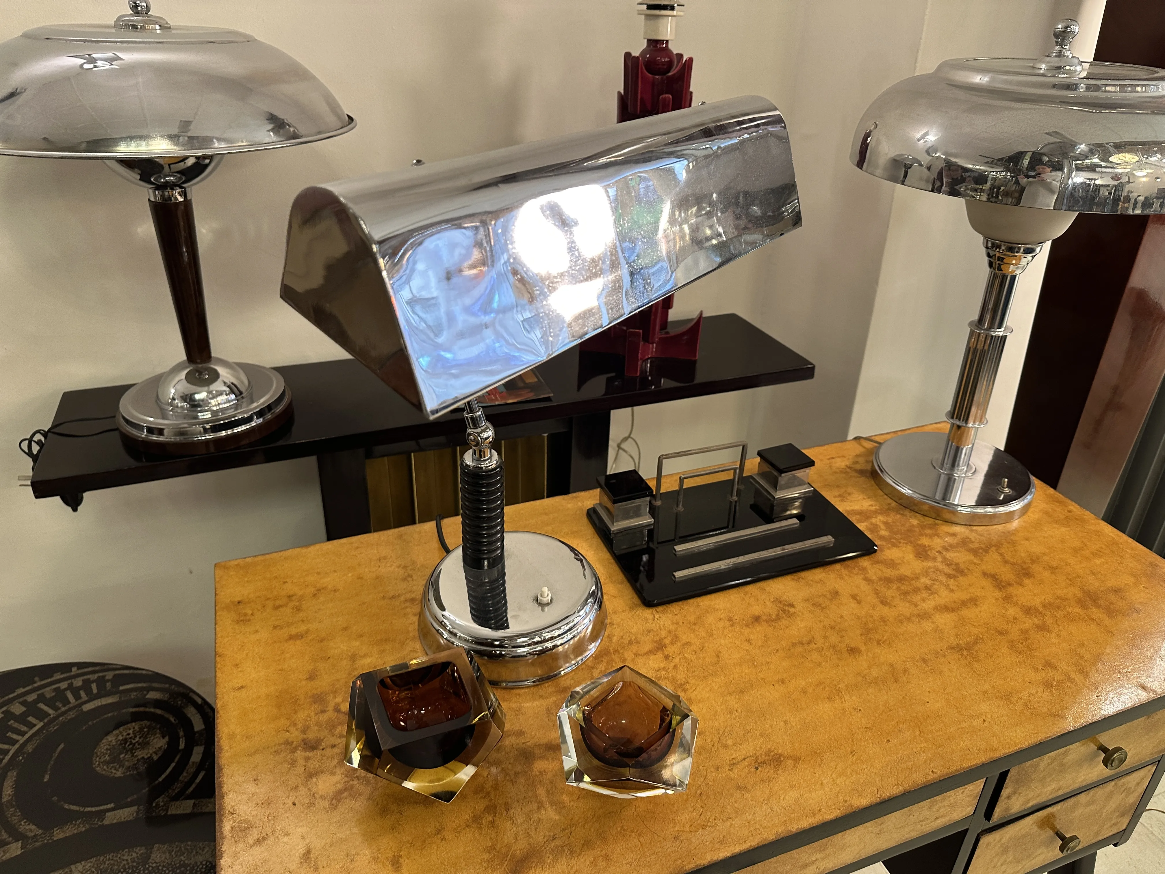 antike lampen und accessoires in einer klassischen einrichtung