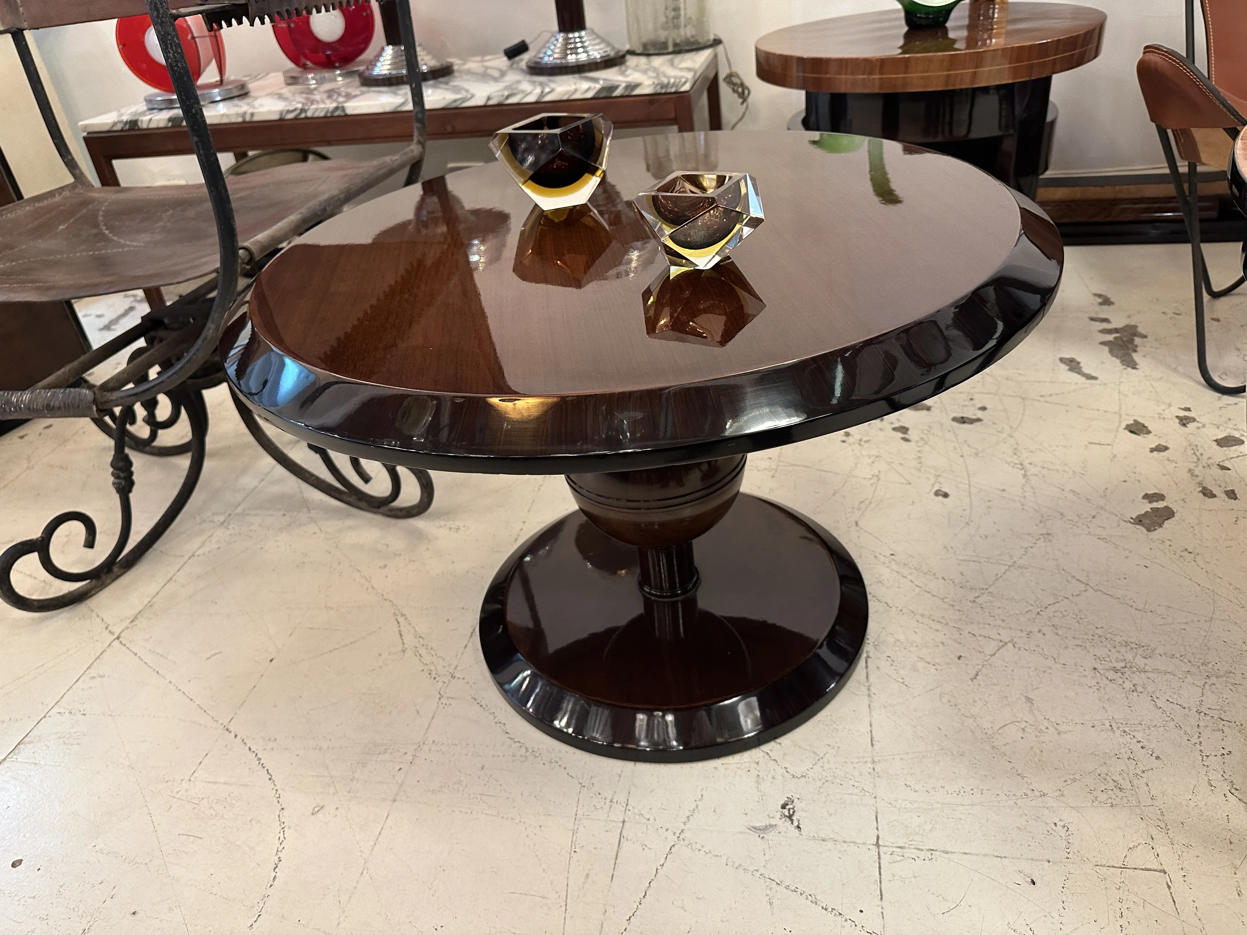 टेबल पर प्राचीन मुरानो कांच और विभिन्न सजावट