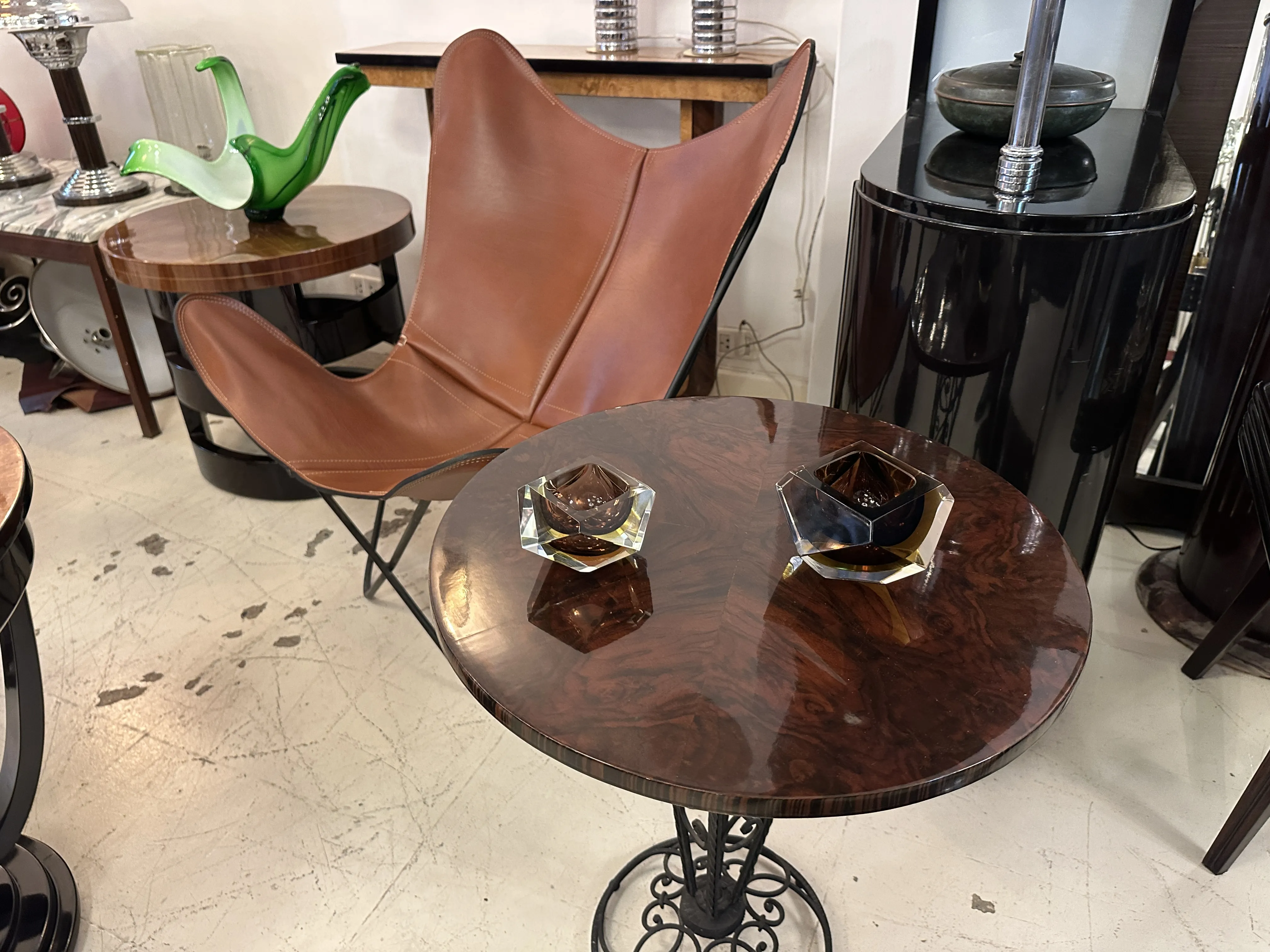 Ancien cristal de Murano sur une table de designer.