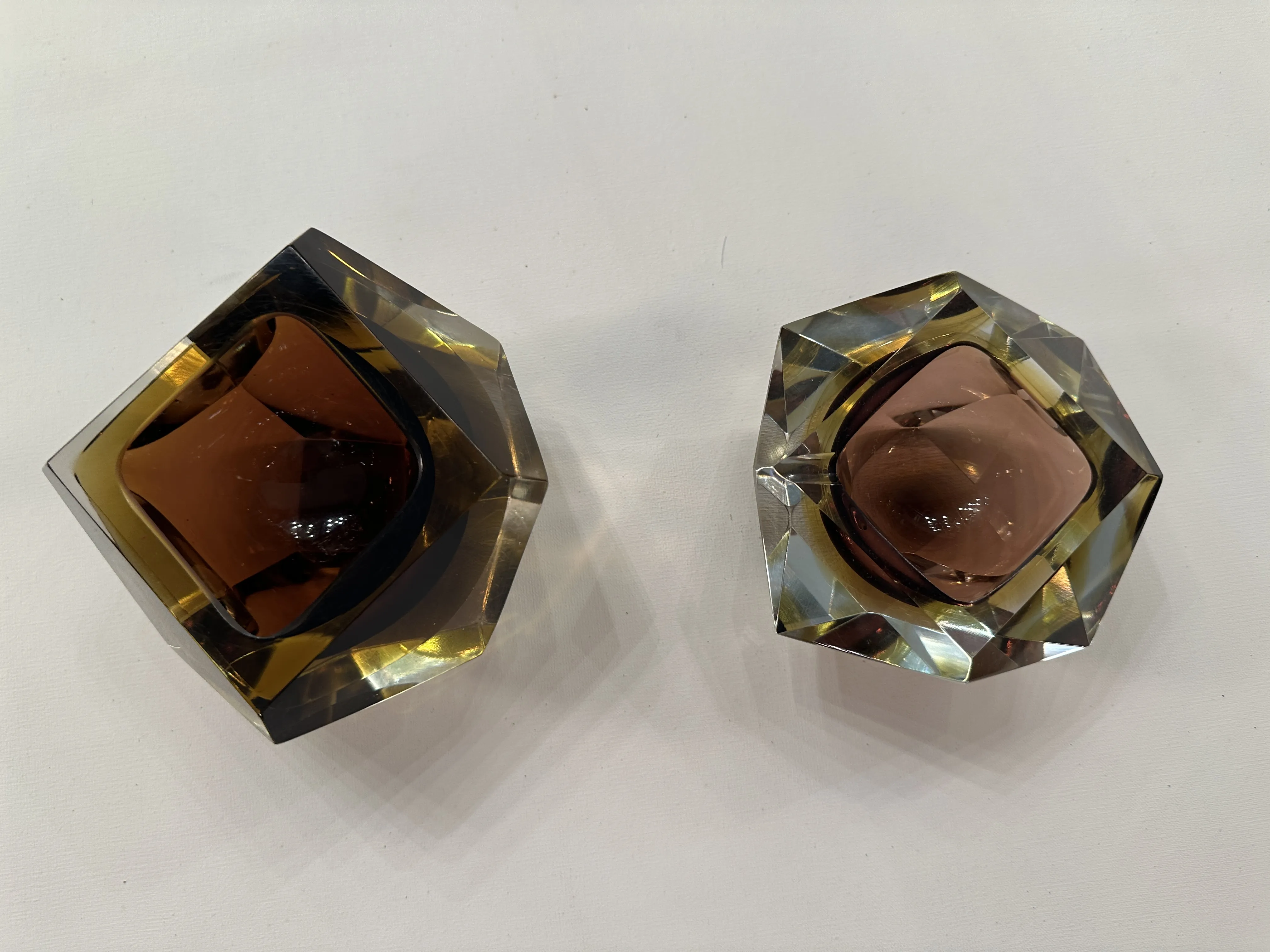 茶色の2つの古いムラーノガラス製品