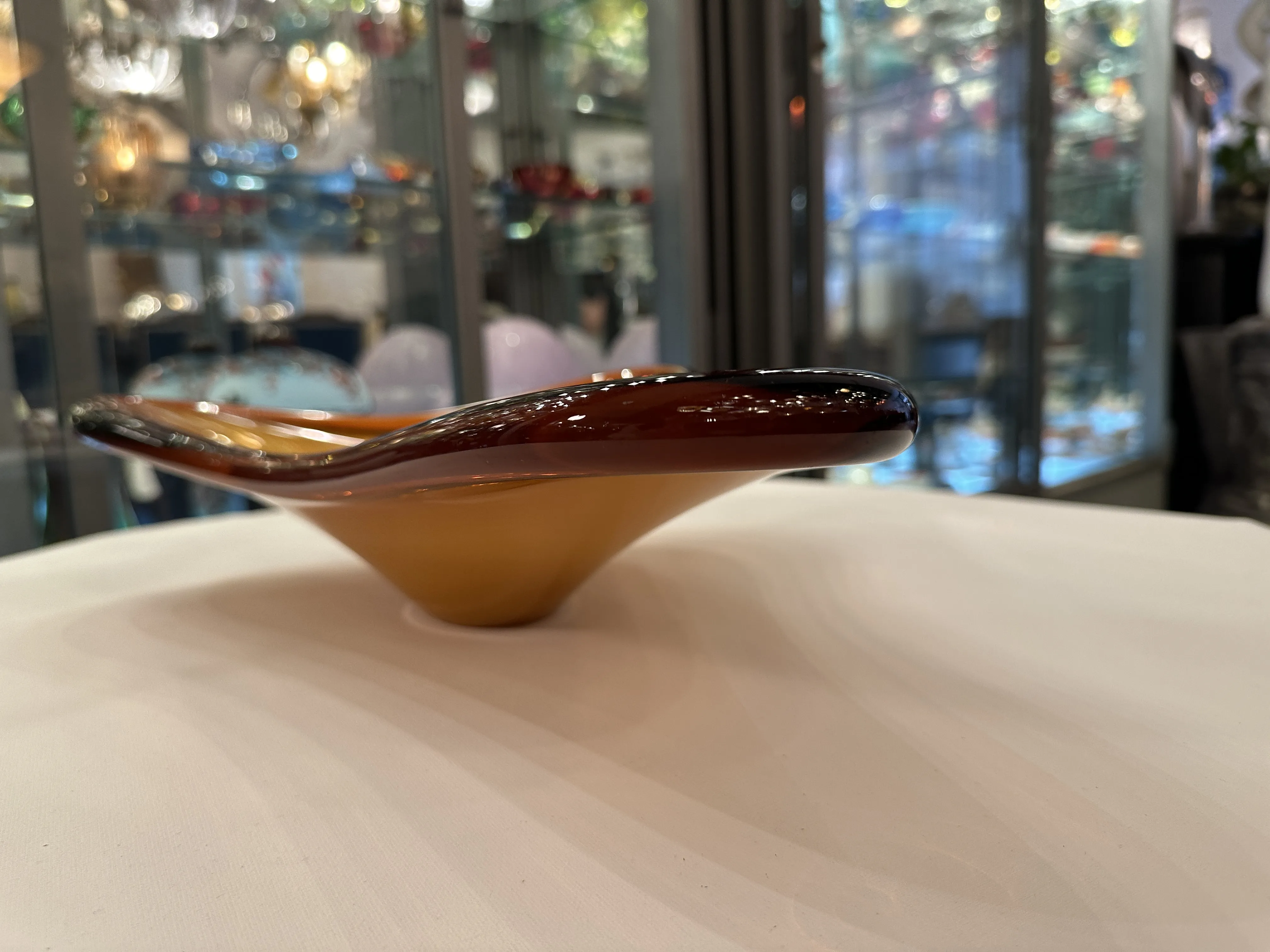 Antico vetro di Murano con forma ondulata in colore ambra e marrone