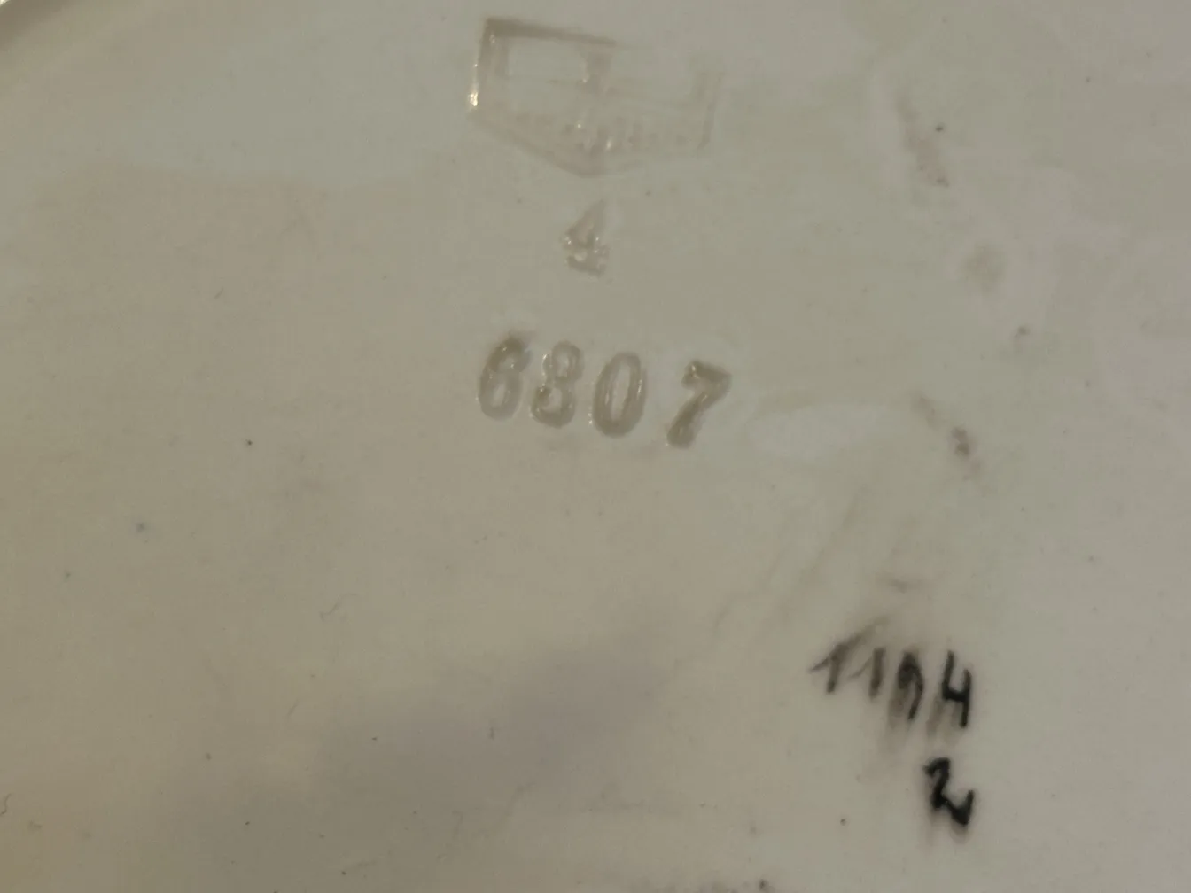Cerámica antigua con detalles visibles, firma de Carl Klimt.