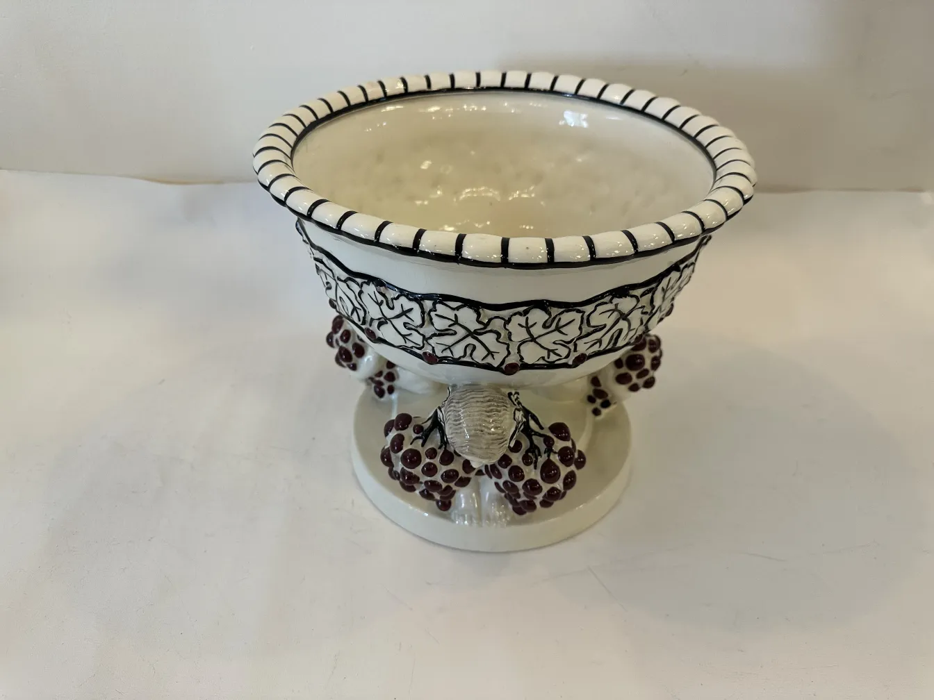 Céramique antique avec motifs et détails décoratifs.