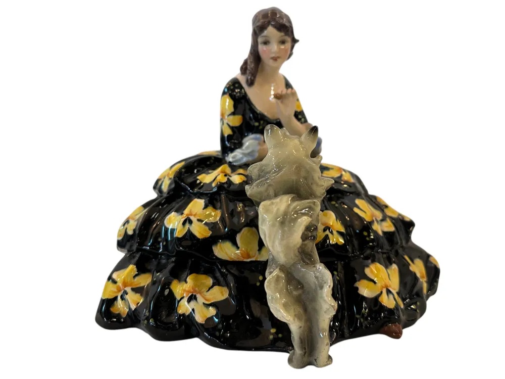 figura cerâmica antiga de mulher com vestido de flores e gato