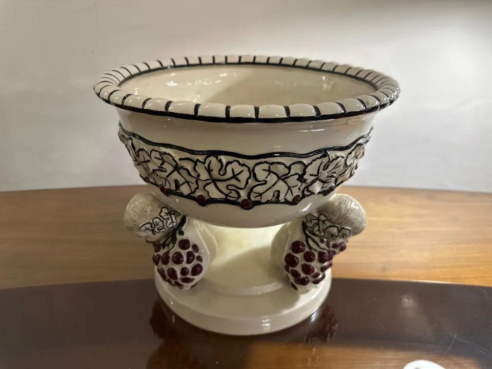 Antiga tigela de cerâmica com desenhos de frutas, detalhes em relevo.