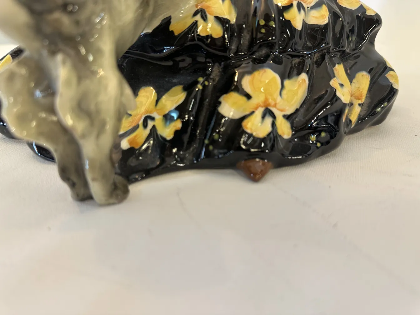 alte Keramik mit lebhaften Blumenmustern