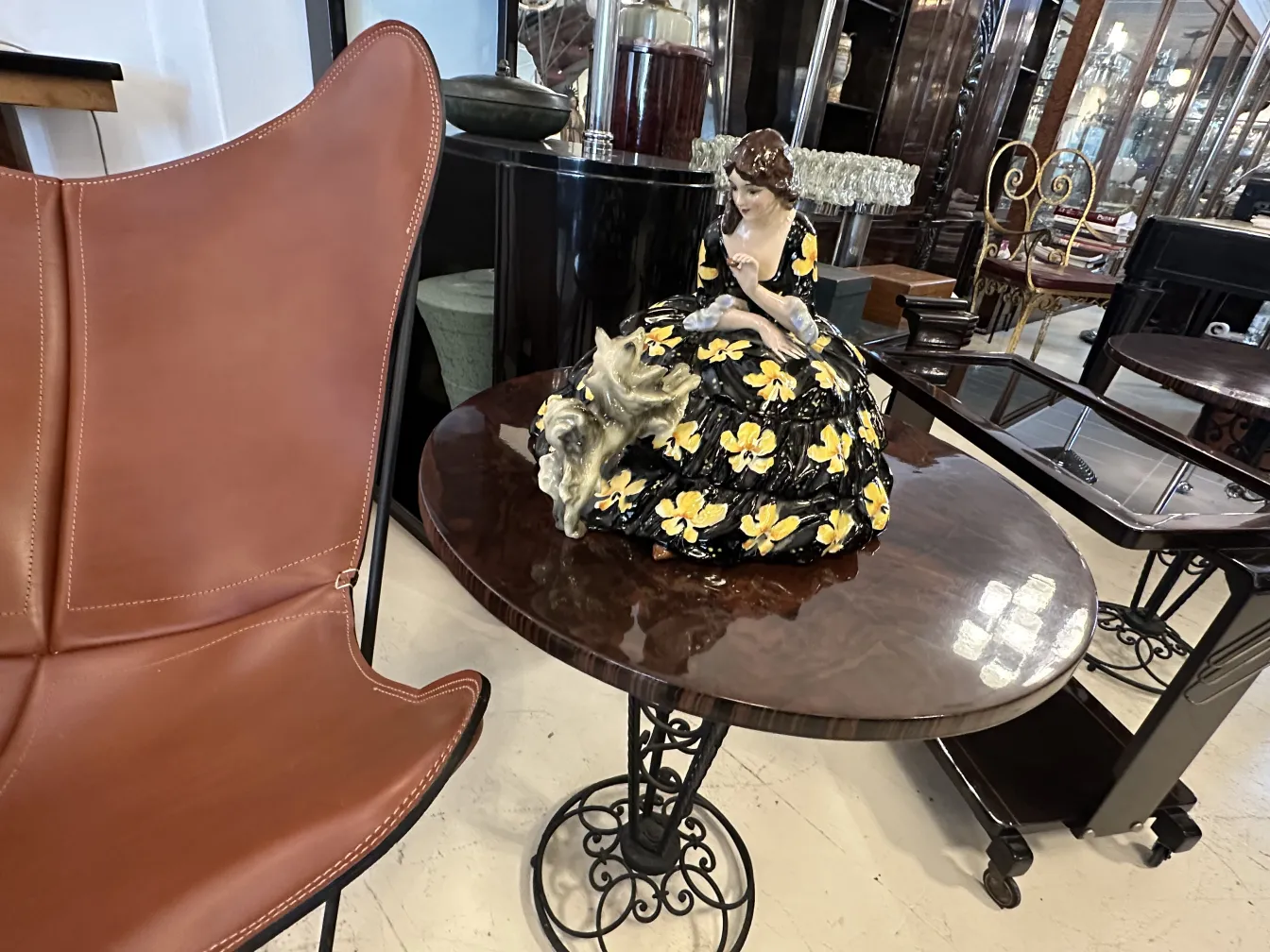 Antiga cerâmica decorativa com flores amarelas em fundo preto