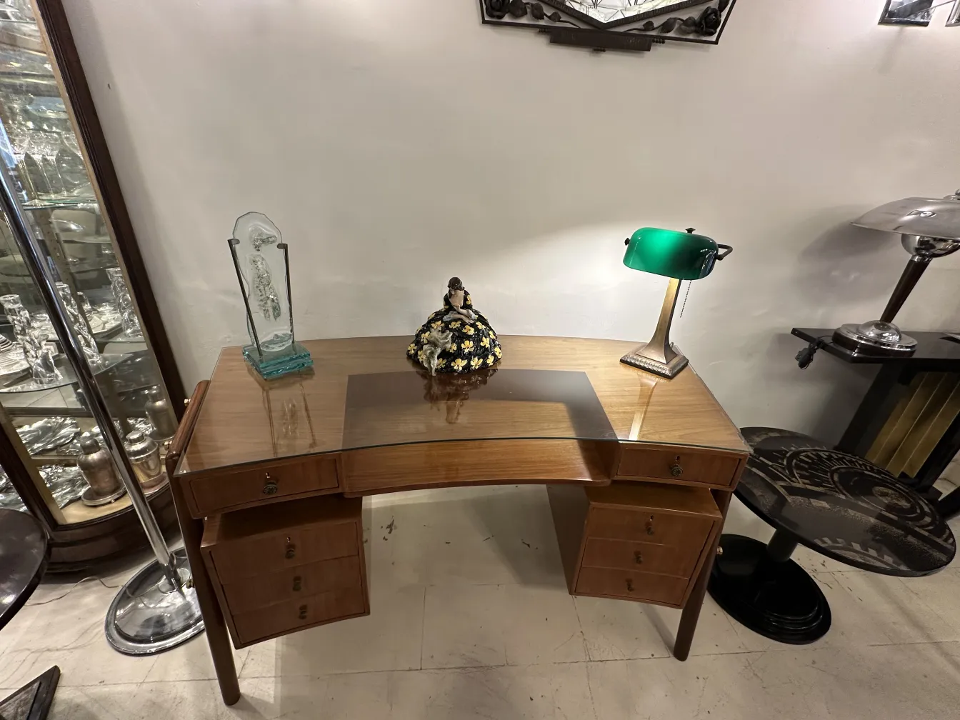 Antike keramische Dekorationsskulptur auf einem Tisch mit Blumenmotiven und Figur