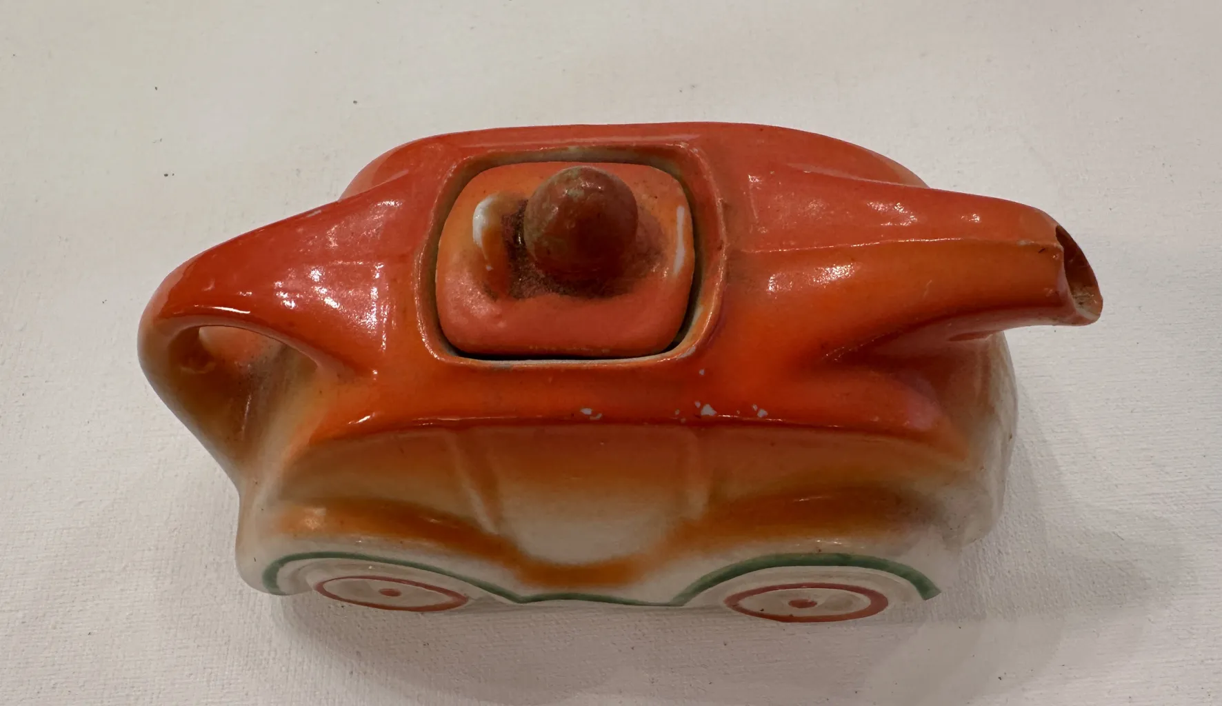 ceramica decorativa antica a forma di auto, colorata e accattivante
