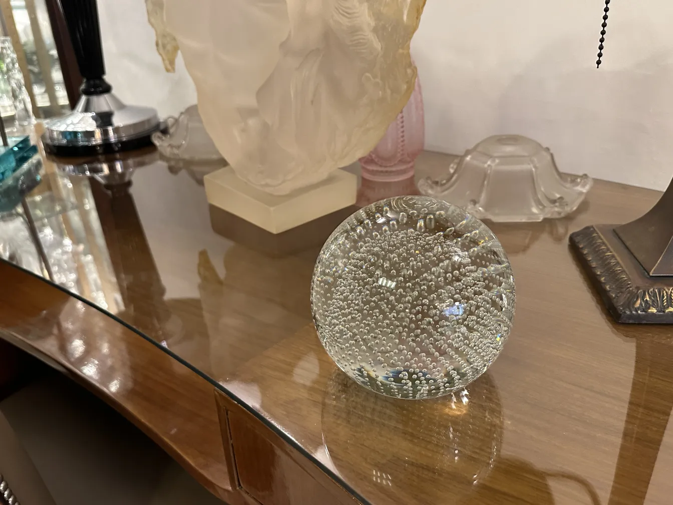 murano-glass-kugel mit blasen auf dem tisch