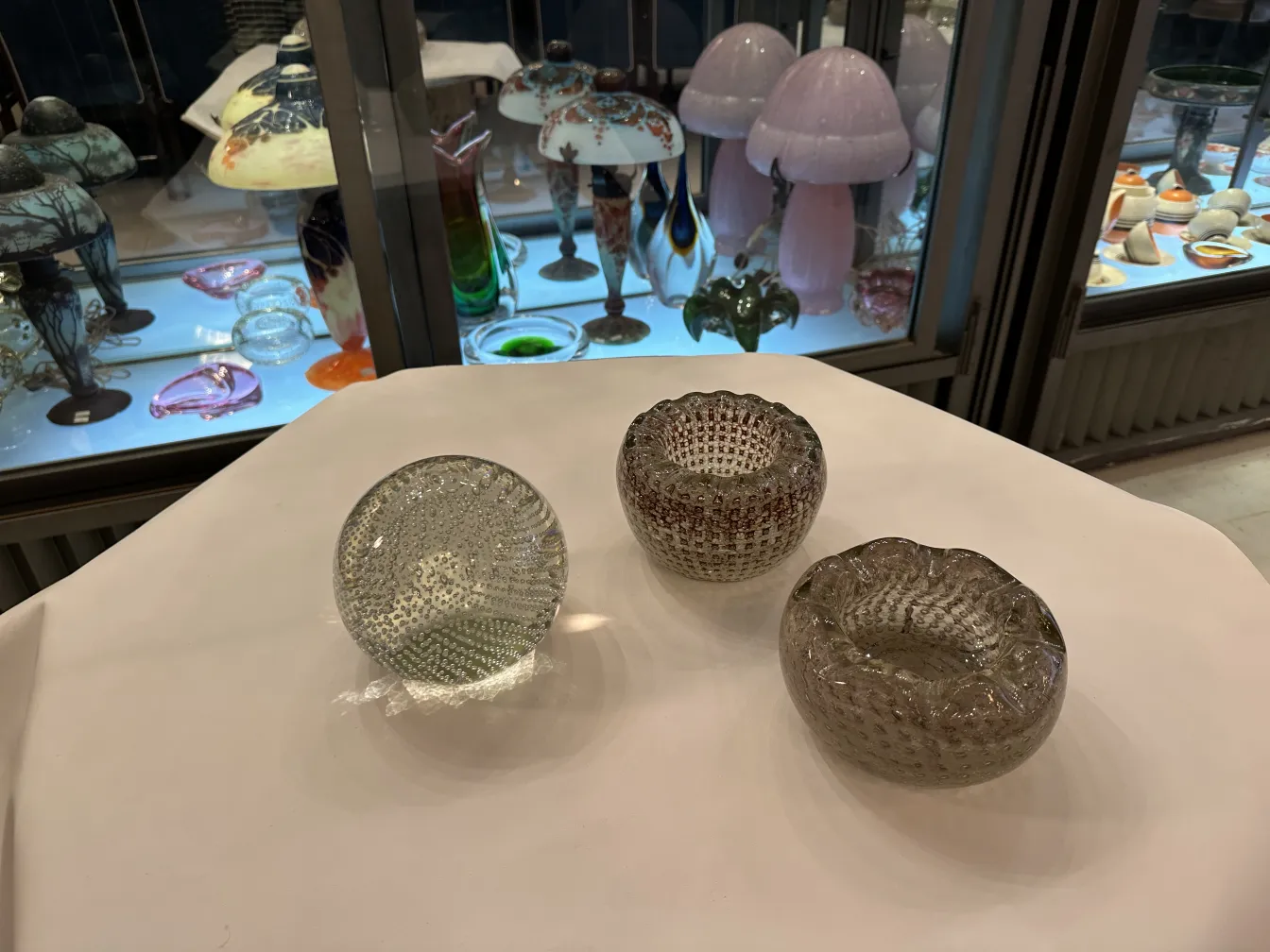 Drei Stücke antikes Murano-Glas in verschiedenen Formen und Texturen.