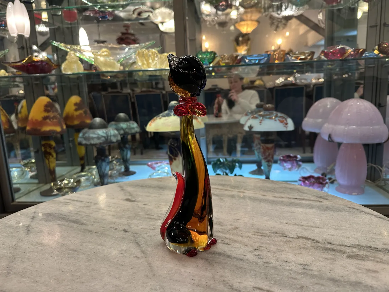 Antike Murano-Skulptur mit lebhaften Farben in einem Antiquitäten-Umfeld.