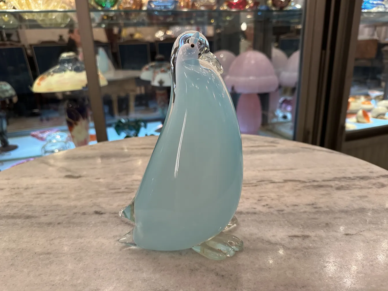 antike murano-skulptur in form eines pinguins, sanfte farben