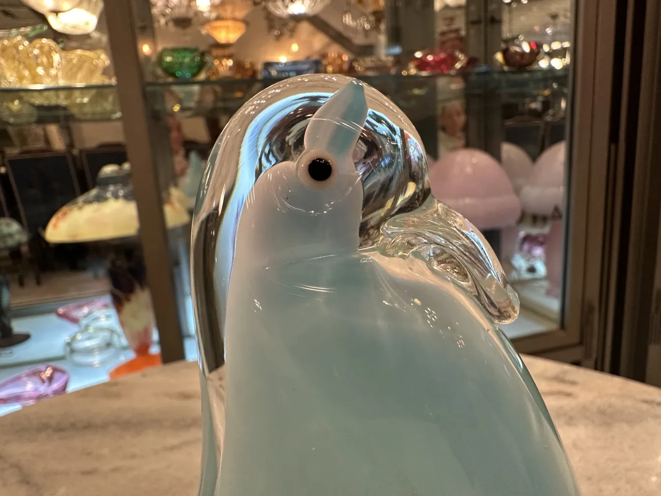 sculpture antique de murano en forme de pingouin, couleurs douces