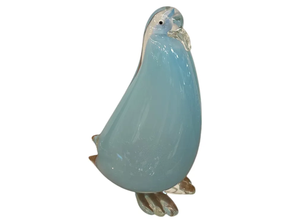 antike murano-skulptur in form eines pinguins, sanfte farben