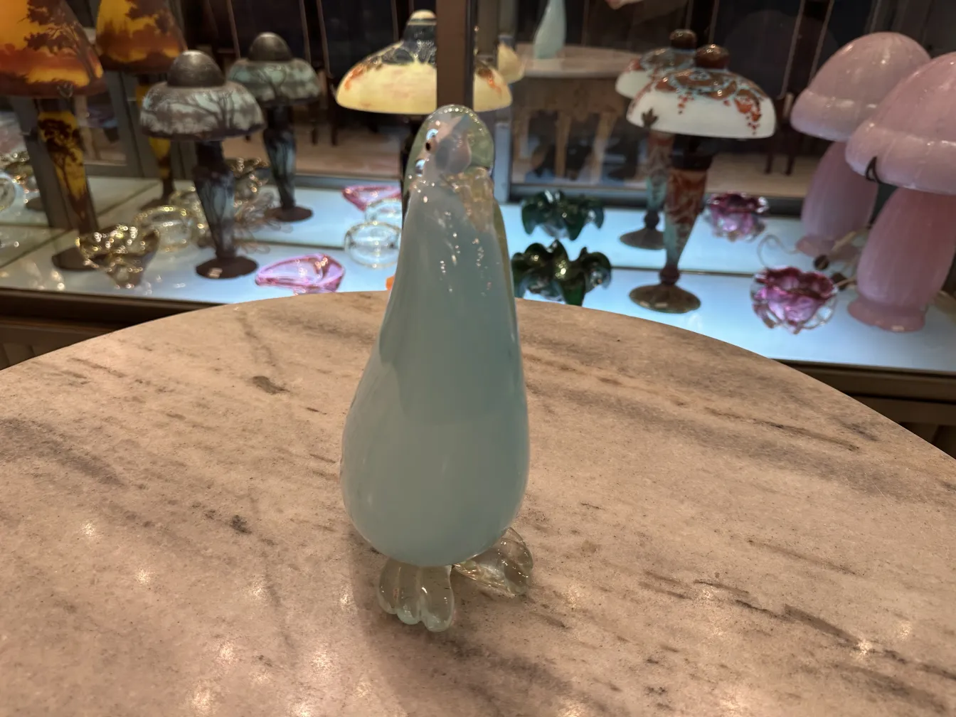 sculpture antique de murano en forme de pingouin, couleurs douces