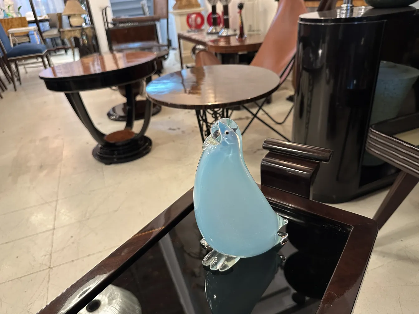 antike murano-skulptur in form eines pinguins, sanfte farben