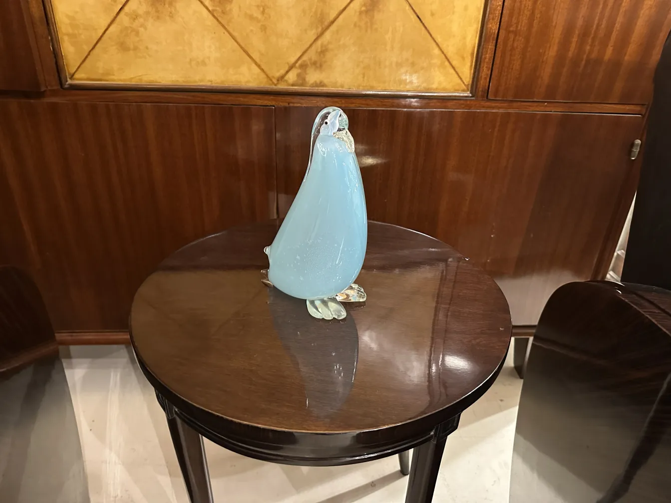 antike murano-skulptur in form eines pinguins, sanfte farben