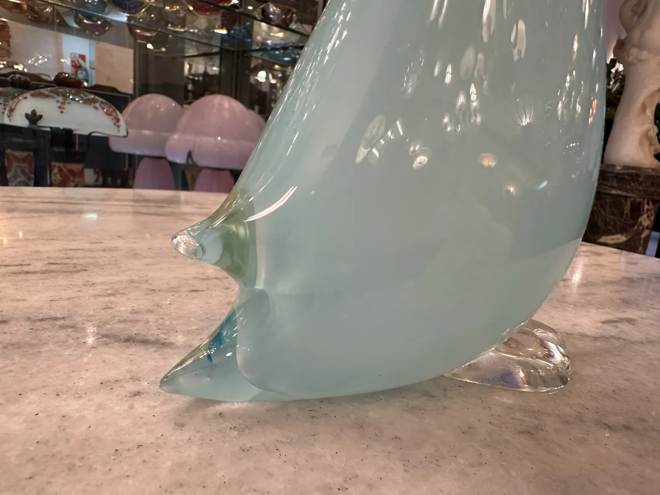 sculpture antique de murano en forme de pingouin, couleurs douces
