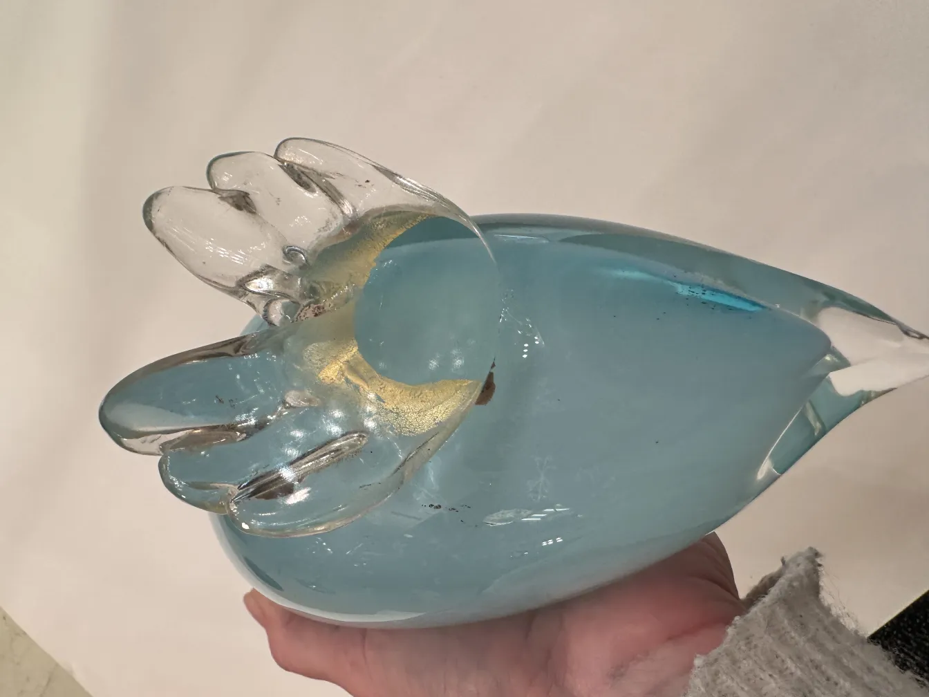 antike murano-skulptur in form eines pinguins, sanfte farben