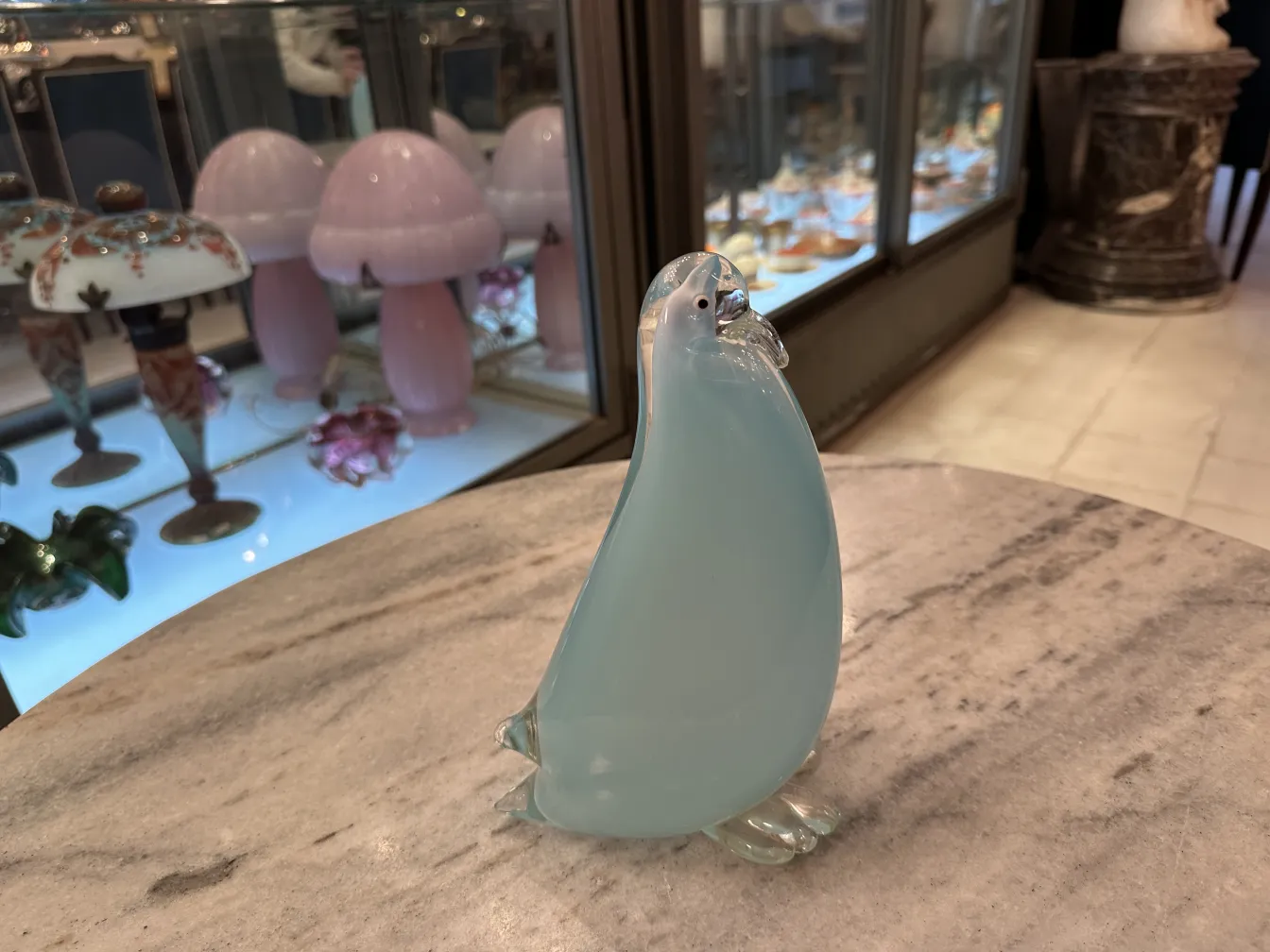 sculpture antique de murano en forme de pingouin, couleurs douces