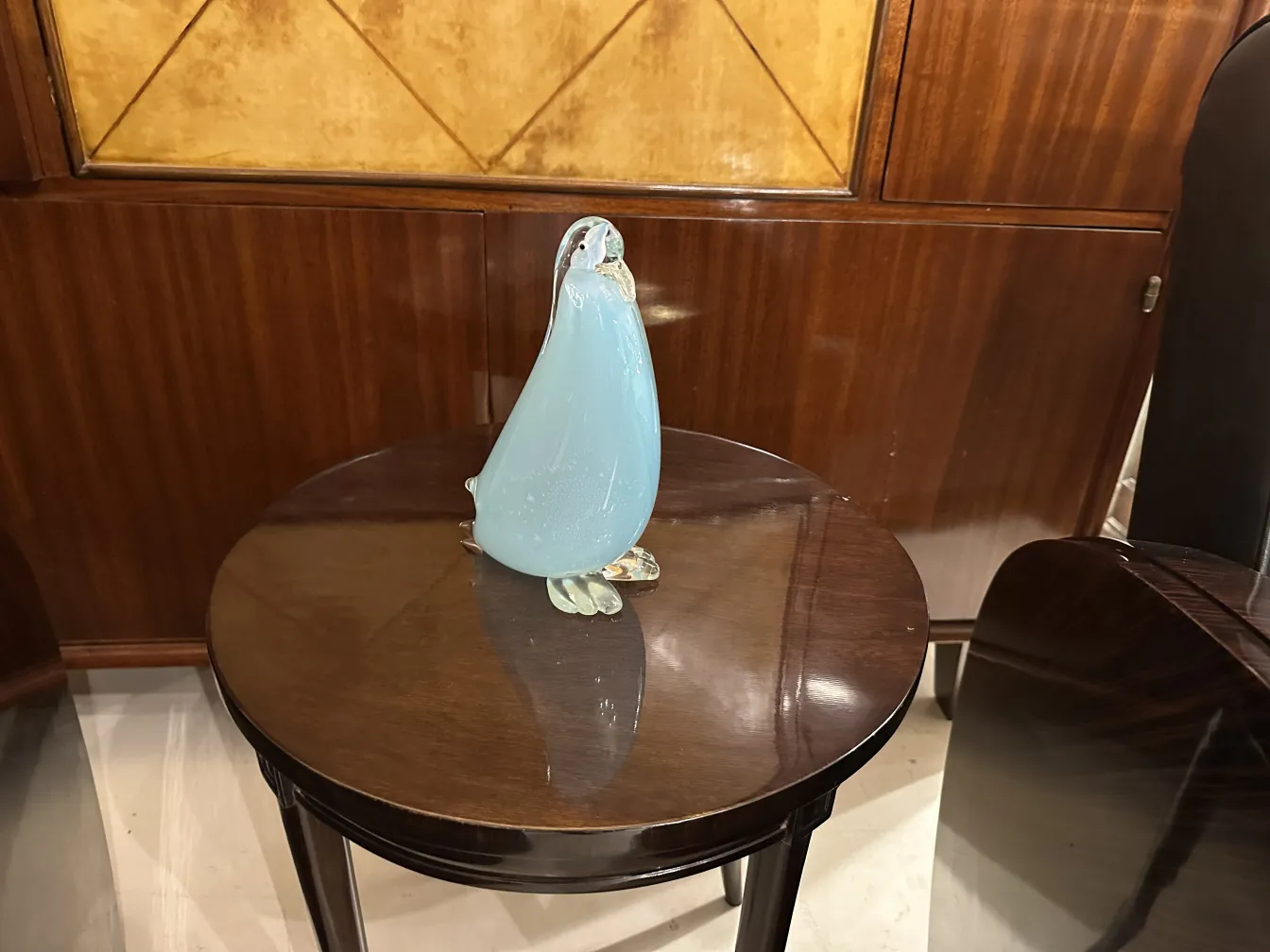 antike murano-skulptur in form eines pinguins, sanfte farben