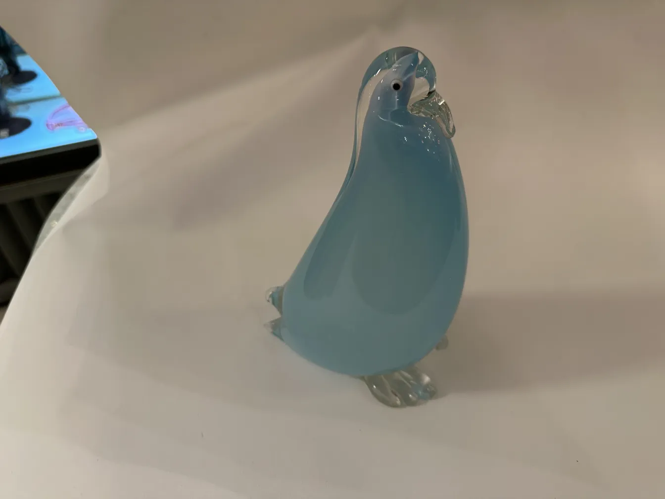 античная скульптура мурано в форме пингвина, мягкие цвета