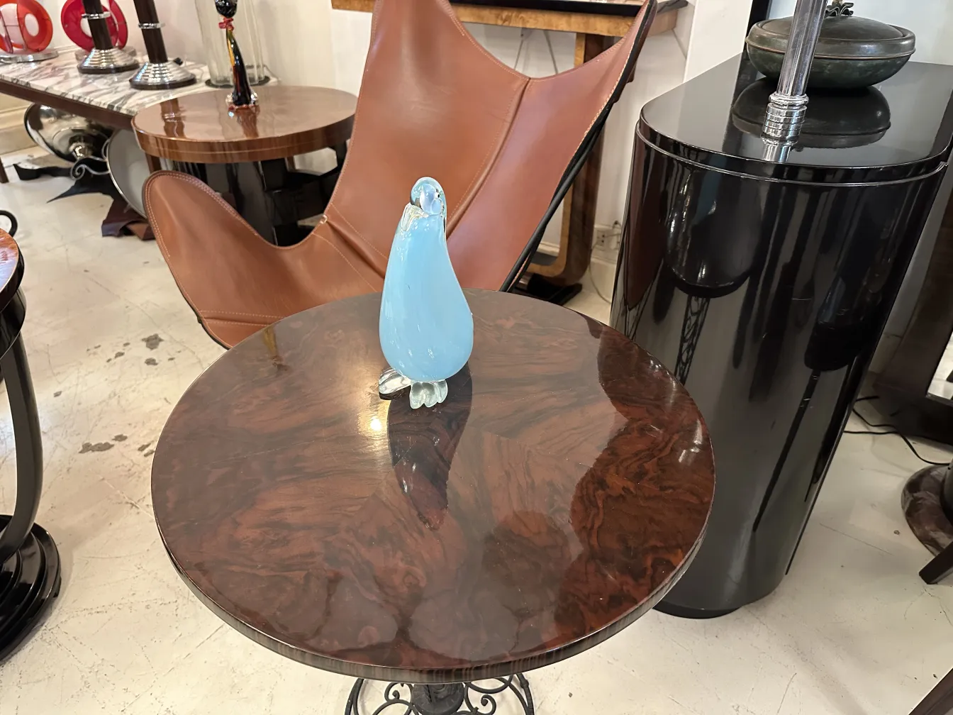 escultura antiga de murano em forma de pinguim, cores suaves