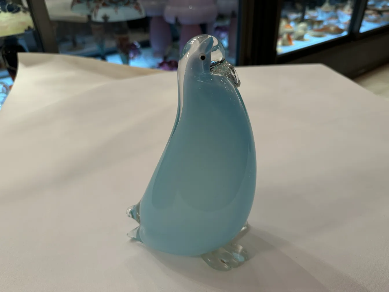 sculpture antique de murano en forme de pingouin, couleurs douces