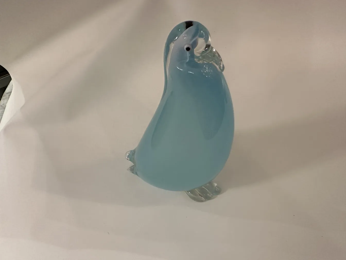 sculpture antique de murano en forme de pingouin, couleurs douces