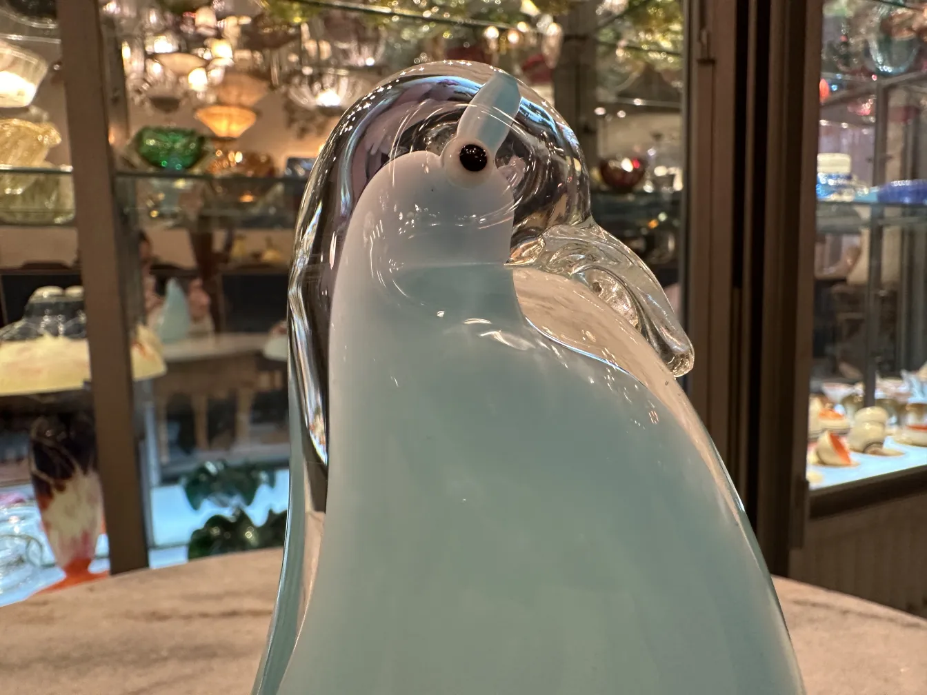 sculpture antique de murano en forme de pingouin, couleurs douces