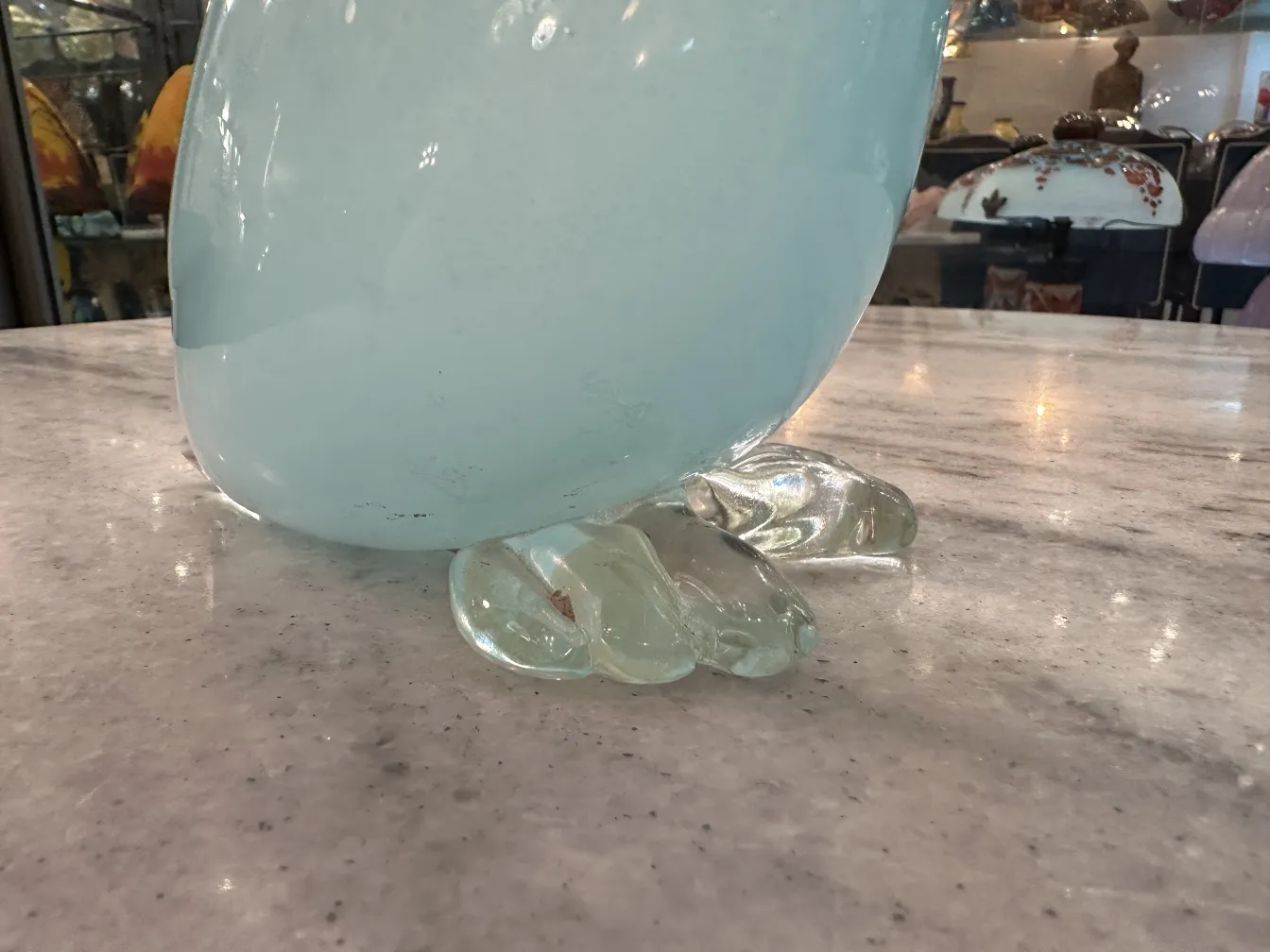 antike murano-skulptur in form eines pinguins, sanfte farben