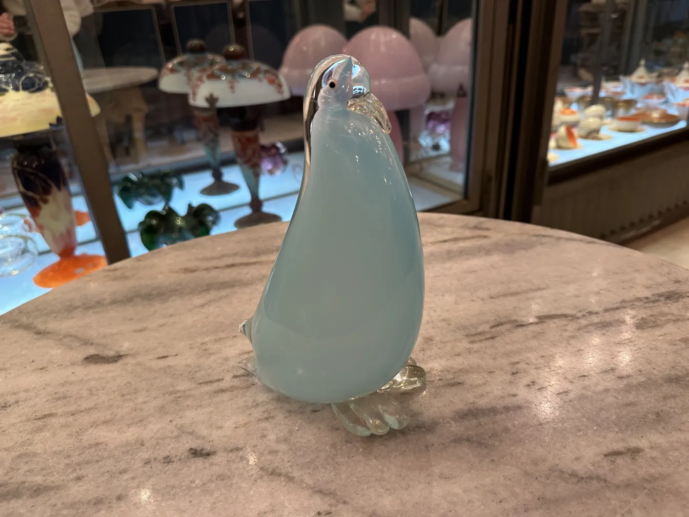 sculpture antique de murano en forme de pingouin, couleurs douces