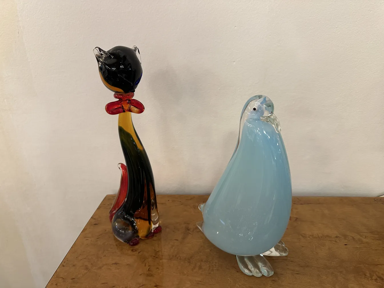Antike Murano-Skulptur in Katzenform mit lebendigen Farben