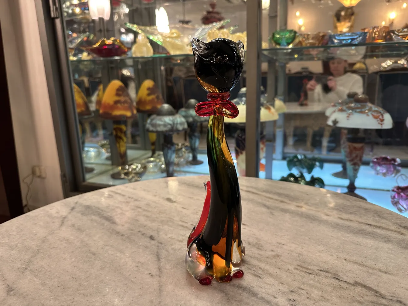 Antike Murano-Skulptur in Katzenform mit lebendigen Farben