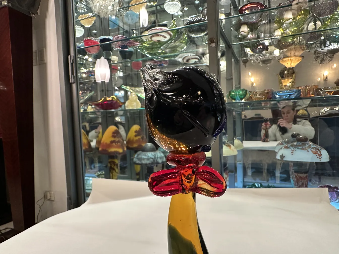 Antike Murano-Skulptur in Katzenform mit lebendigen Farben