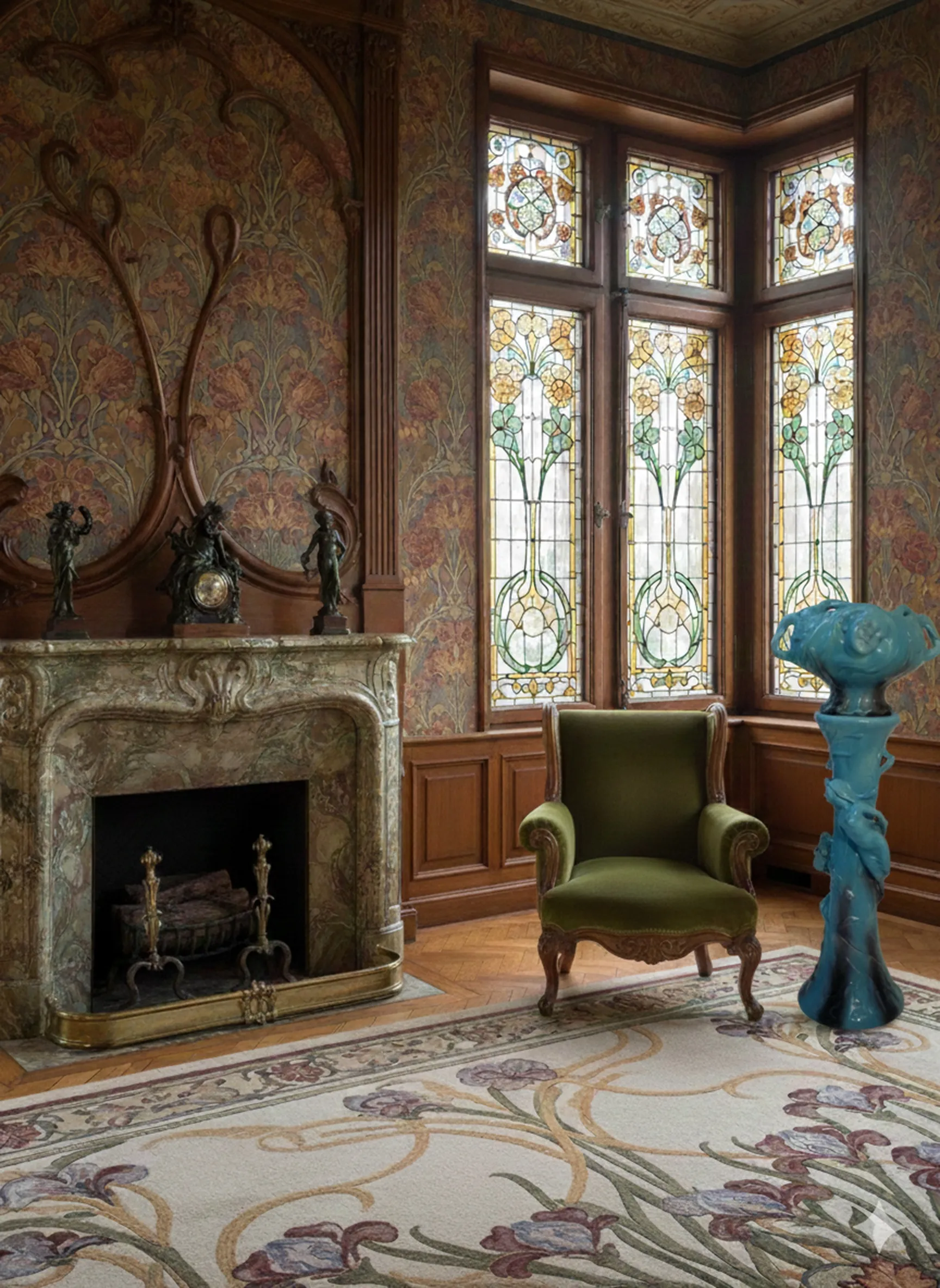 vaso di fiori antico con design decorativo delphin-massier in una stanza classica