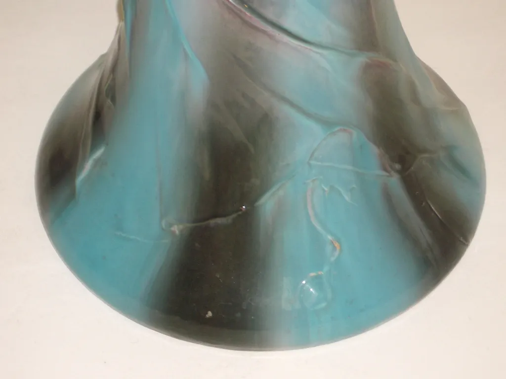 alter Blumentopf delphin-massier mit buntem Design