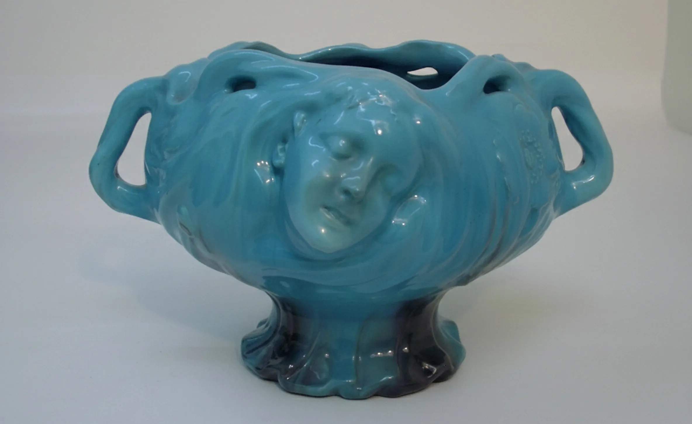 vaso de plantas antigo de cerâmica turquesa com rosto decorativo