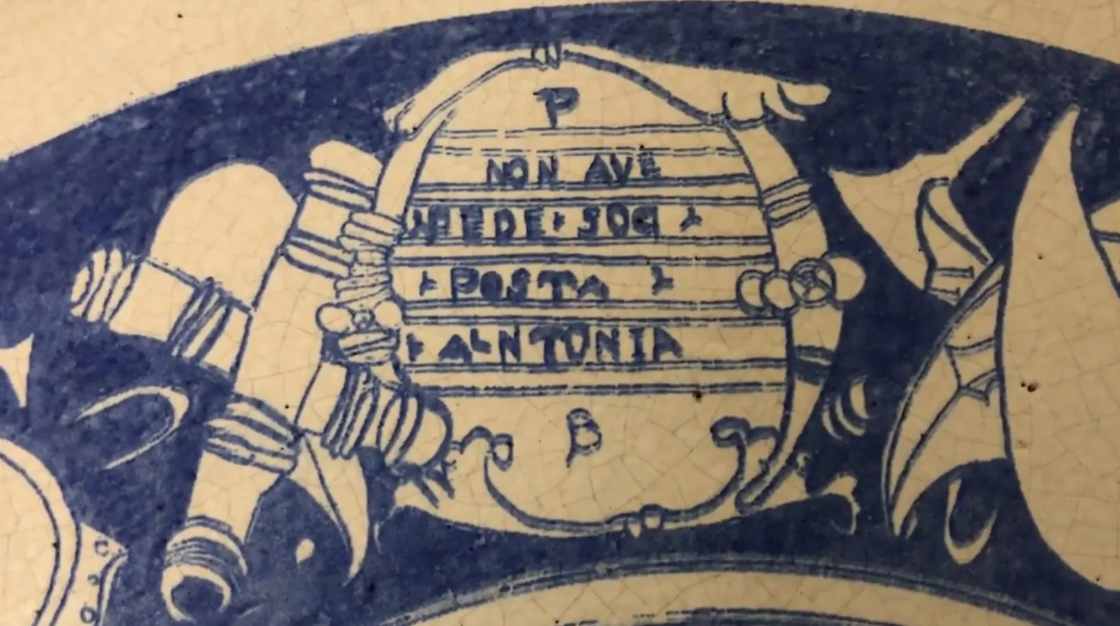 Cerâmica antiga decorada em azul e branco com inscrições