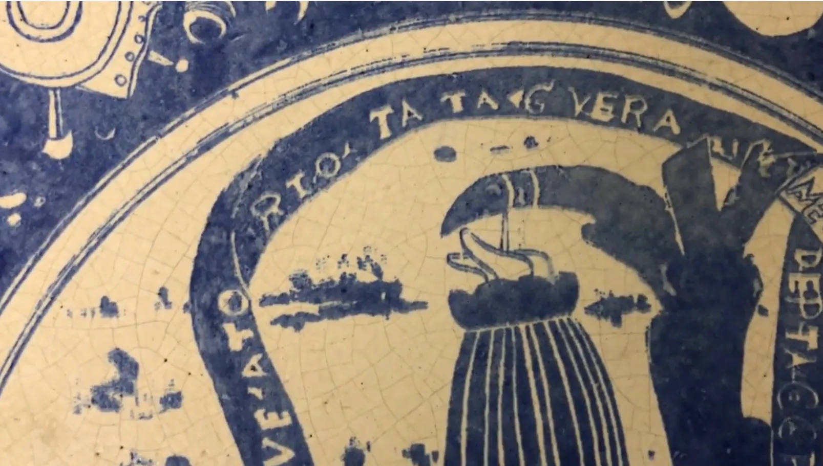 Ceramica antica con design artigianale in blu e crema.