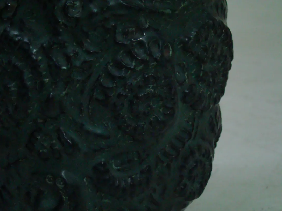 Antigua cerámica decorativa con patrones intrincados.