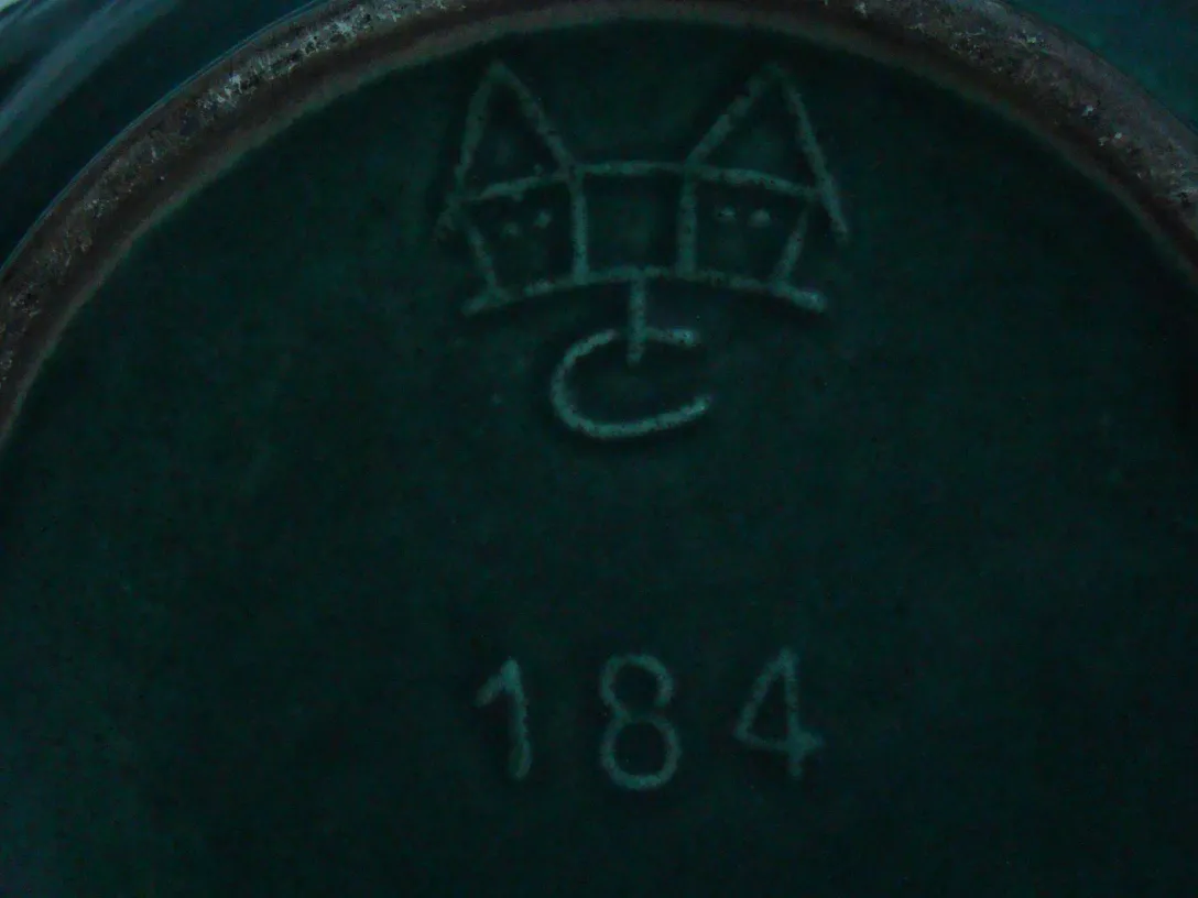 céramique ancienne avec motifs décoratifs et marque