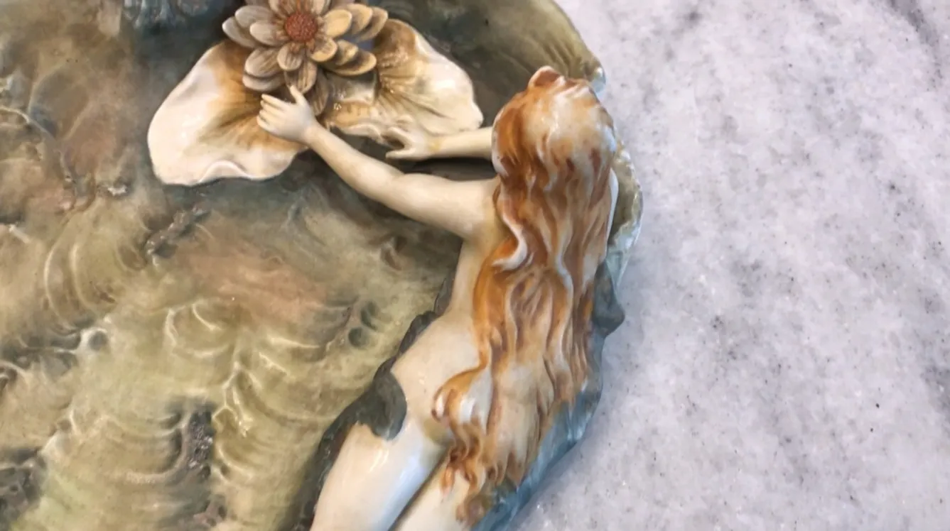Porcelana antiga faience com figura e flor