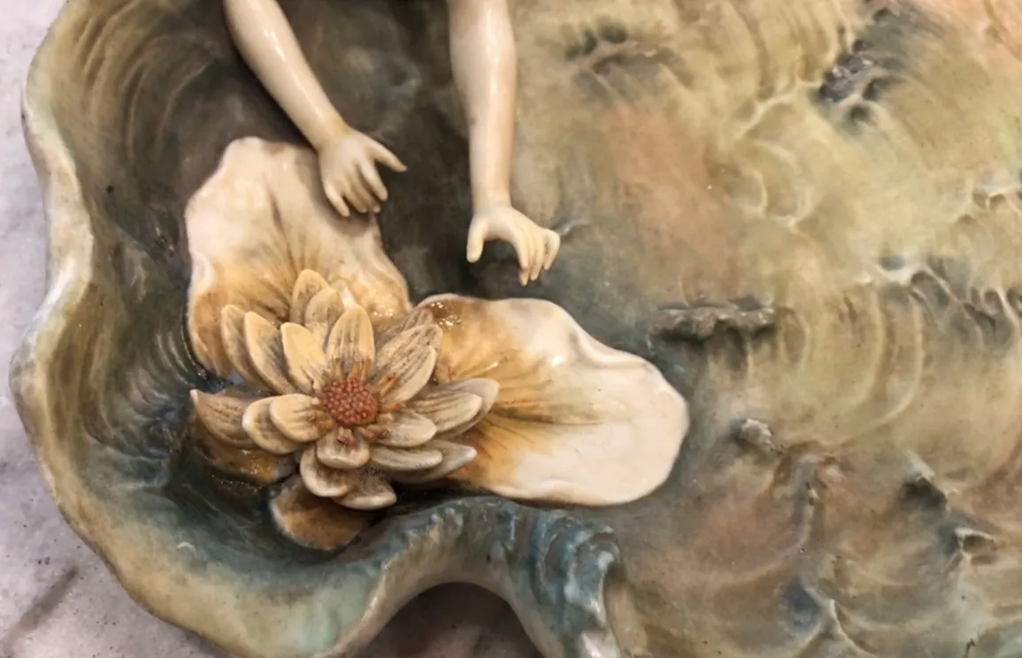 Porcelaine ancienne faience avec figure et fleur