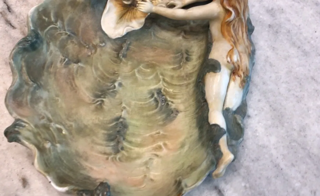 Porcelaine ancienne faience avec figure et fleur