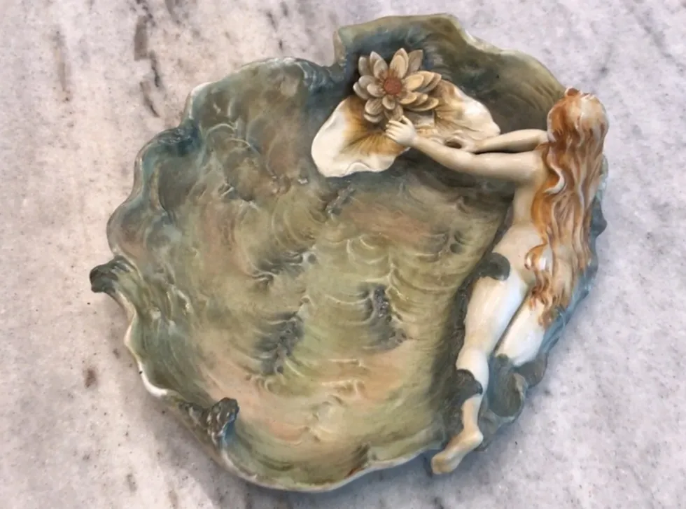 Porcelaine ancienne faience avec figure et fleur